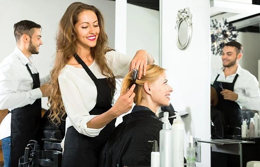 Haarstylist bespreekt behandeling met klant