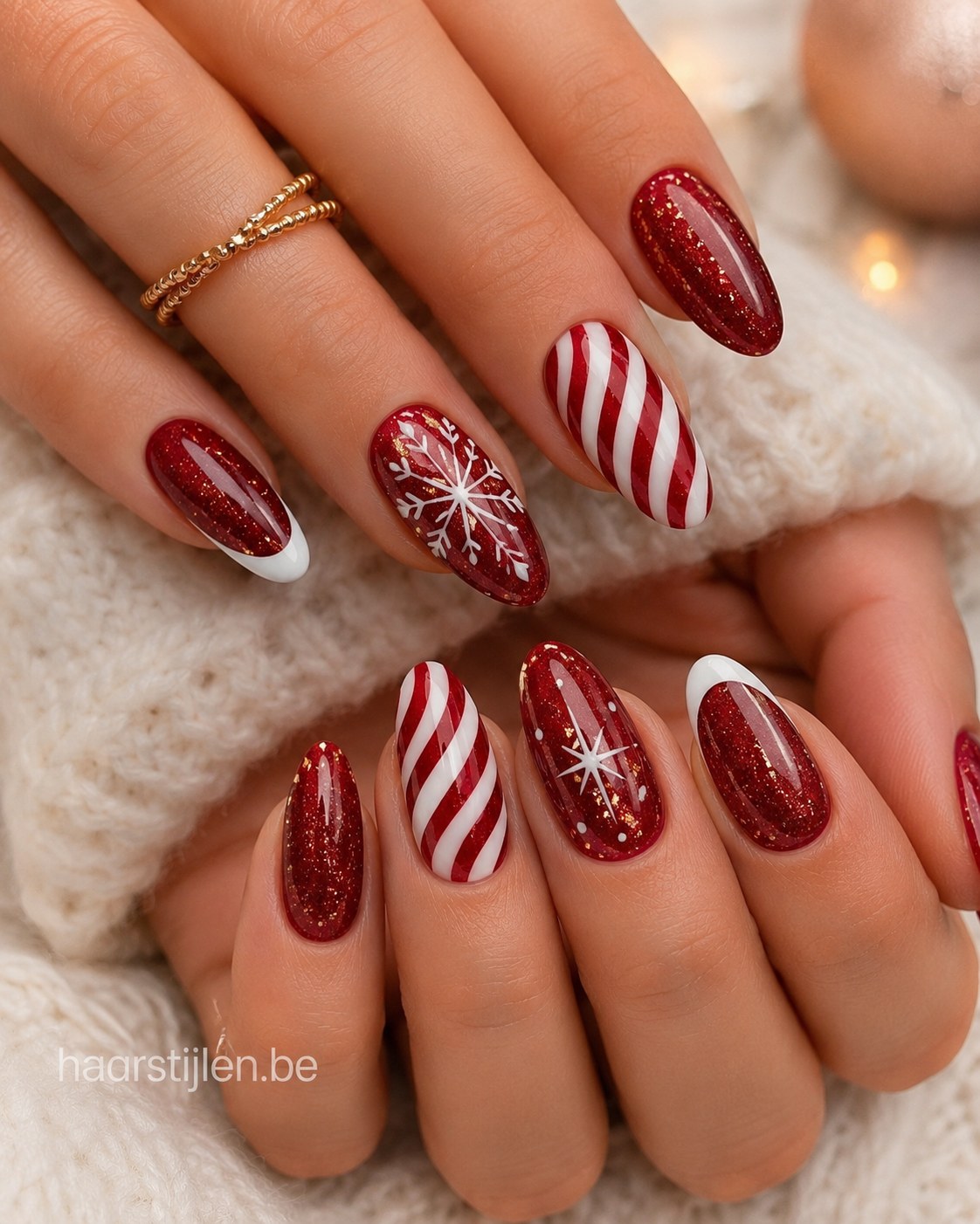 Bordeauxrode glitternagels met witte accenten en candy cane streep als glam kerstnagels idee