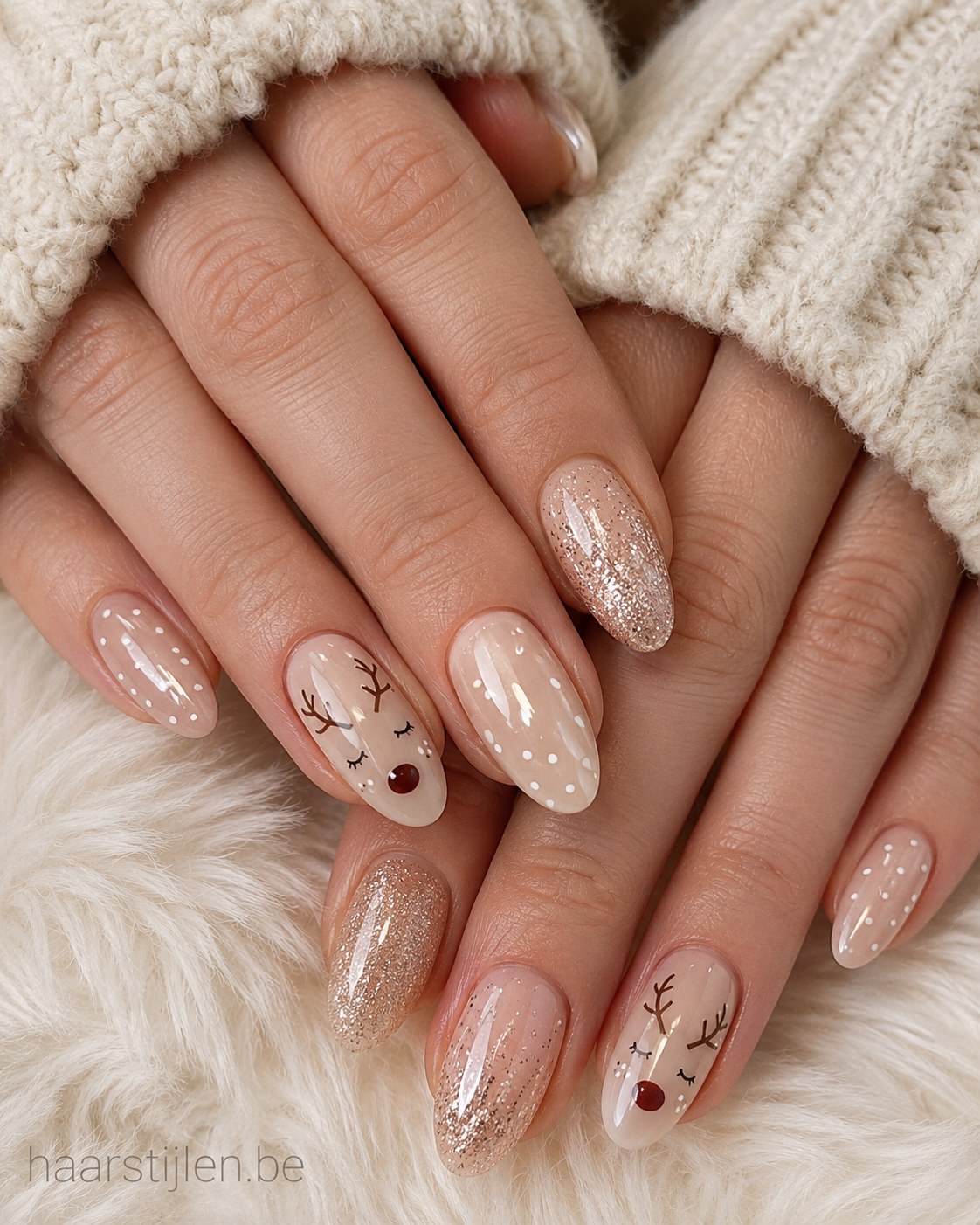 Beige kerstnagels met gouden glitter en rendiermotief voor een zacht kerstnagels idee