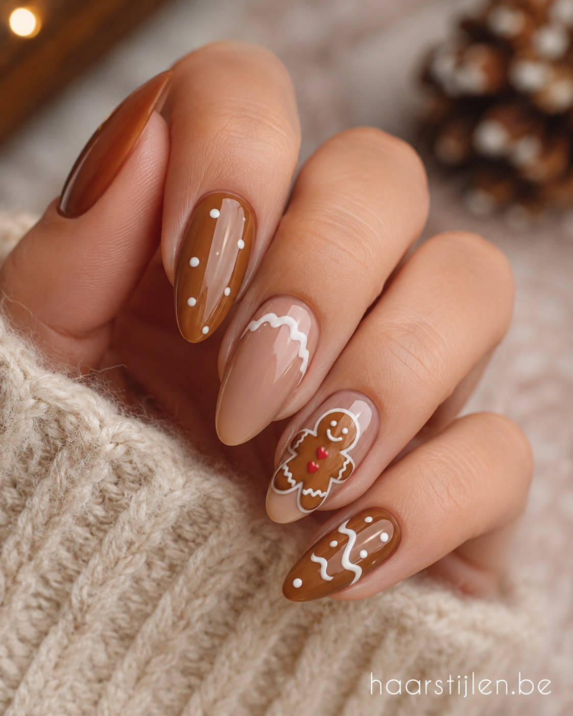 Bruine gingerbread kerstnagels met wit glazuur en koekjesmannetje als warm kerstnagels idee