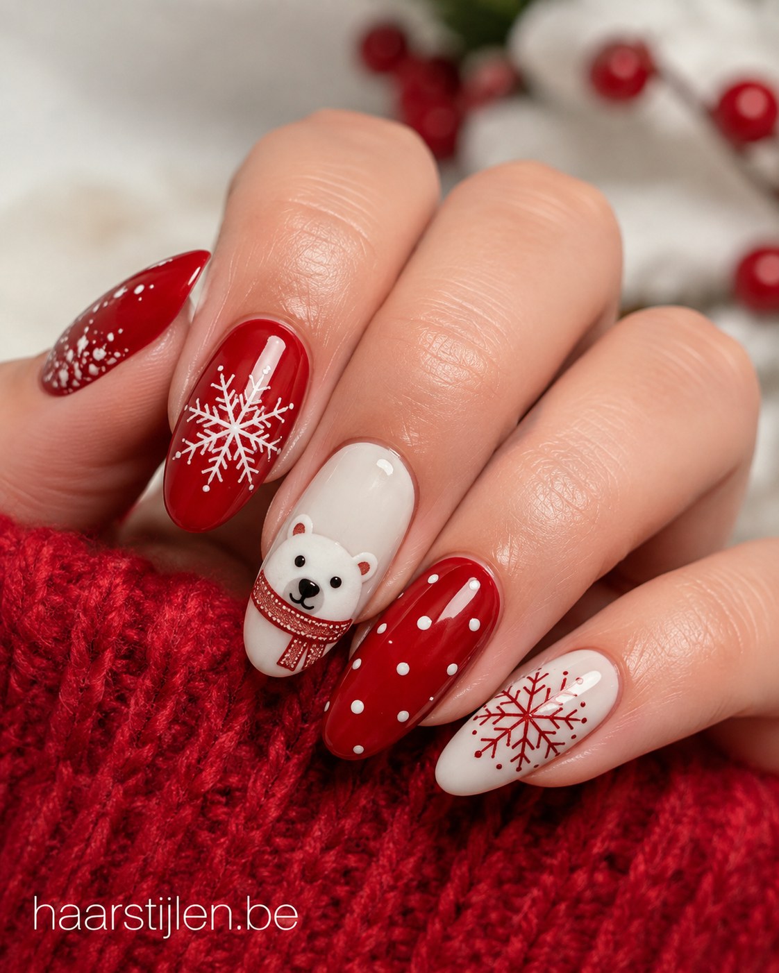 Rood-witte kerstnagels met sneeuwvlok en ijsbeertje als speels kerstnagels idee