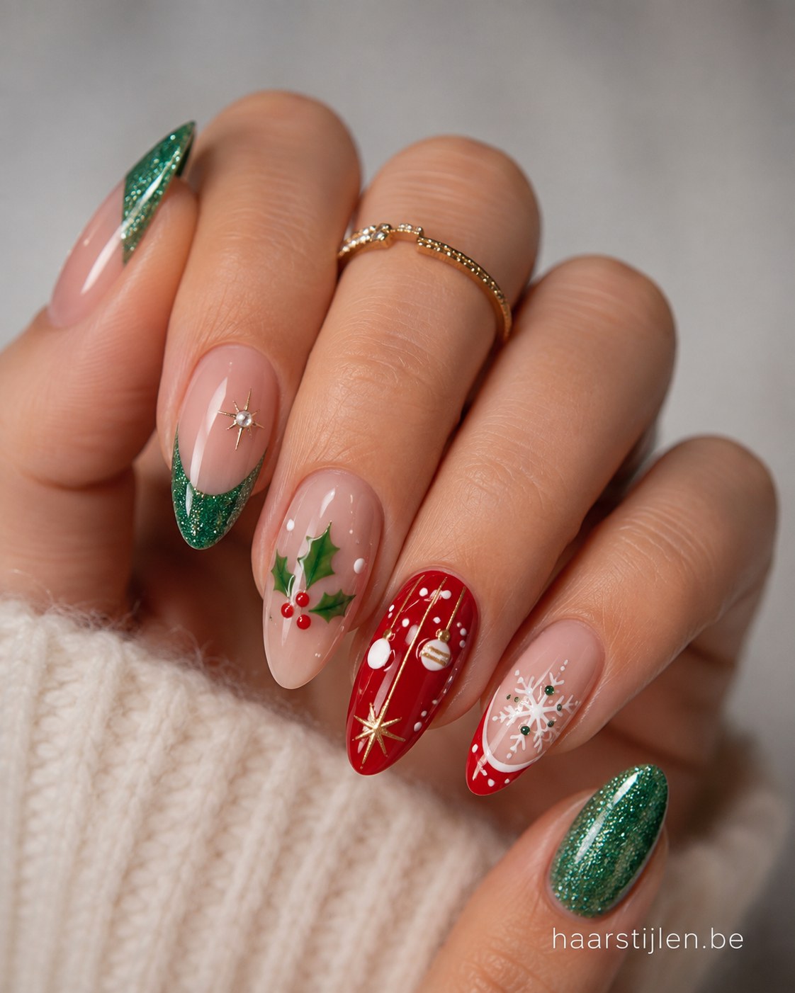 Groen-rode kerstnagels met hulsttakje en kerstbal als klassiek kerstnagels idee