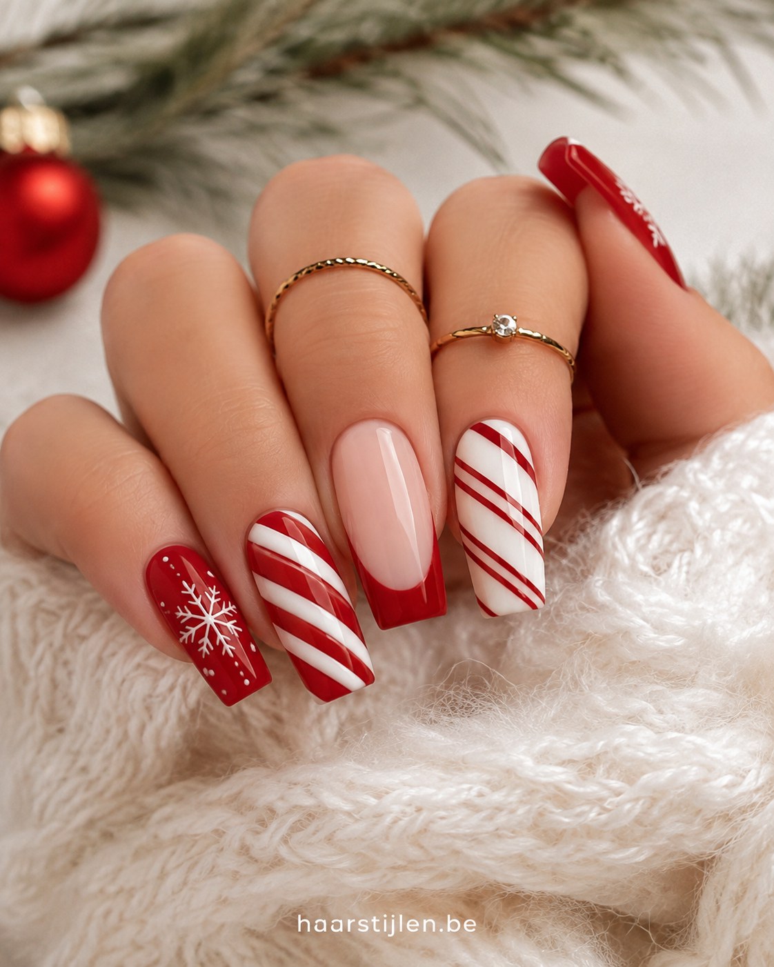 Rood-witte candy cane strepen met sneeuwvlok als feestelijk kerstnagels idee