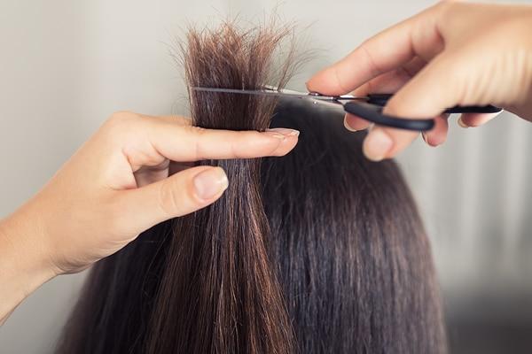 Gespleten haarpunten laten knippen