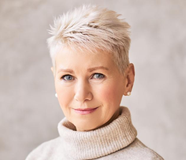 Kort blond pixiekapsel dat fijn haar voller laat lijken