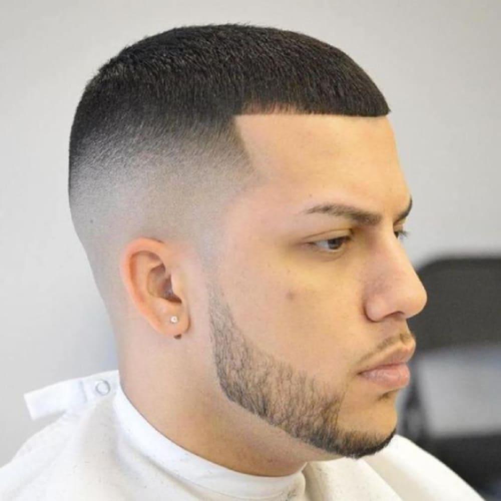 Korte buzzcut met scherpe haarlijnen
