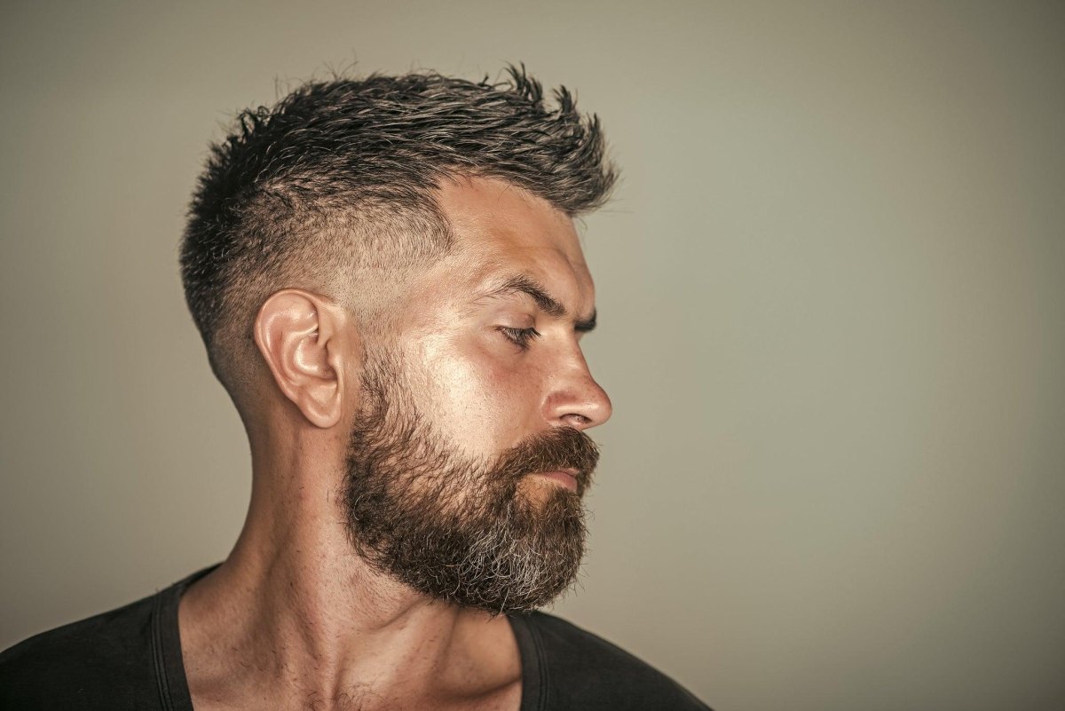 Kort kapsel met baard
