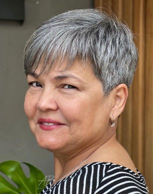 Kort kapsel rond gezicht vrouw