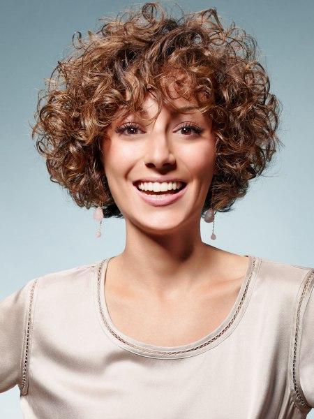 Frisuren für Locken: 8 kapsels die je krullen laten stralen