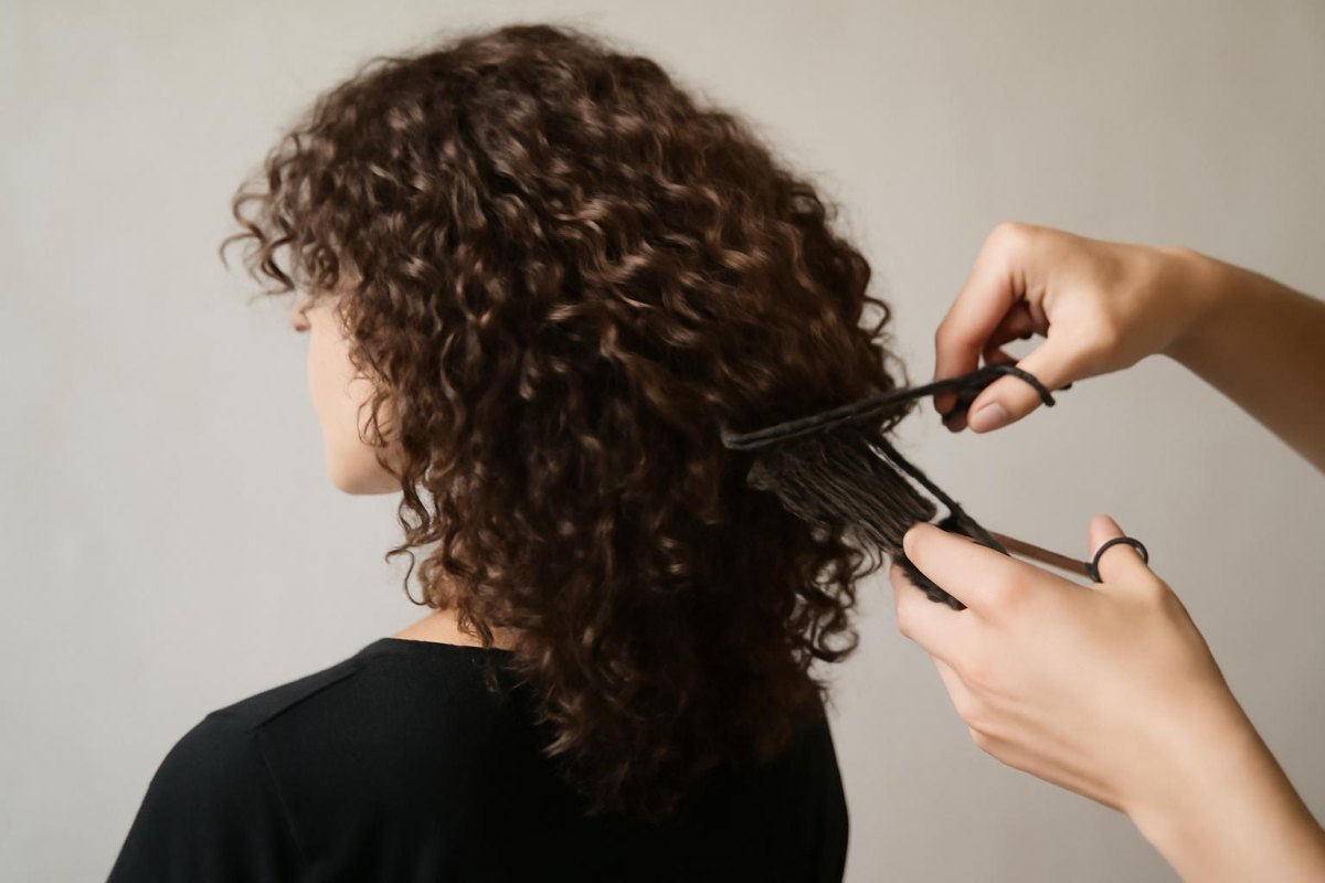 Krullend haar in lagen knippen
