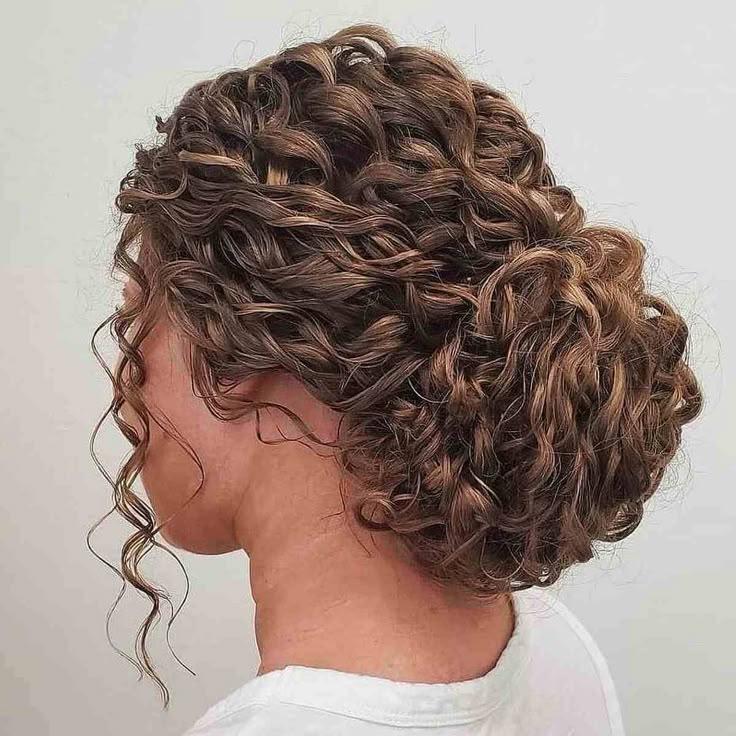 Elegante knot met krullend haar