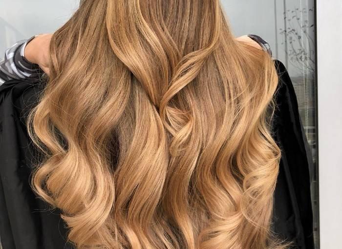 Licht karamel haar met gouden glans