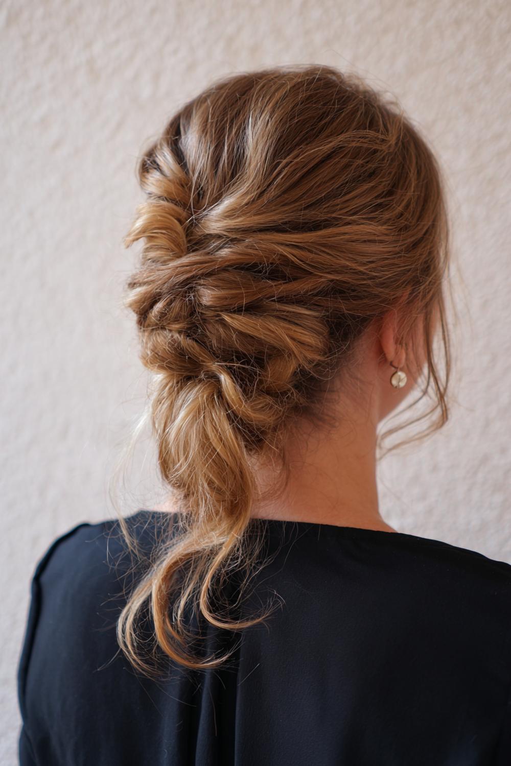 10. Messy bun met half-opgestoken basis en losse lengtes