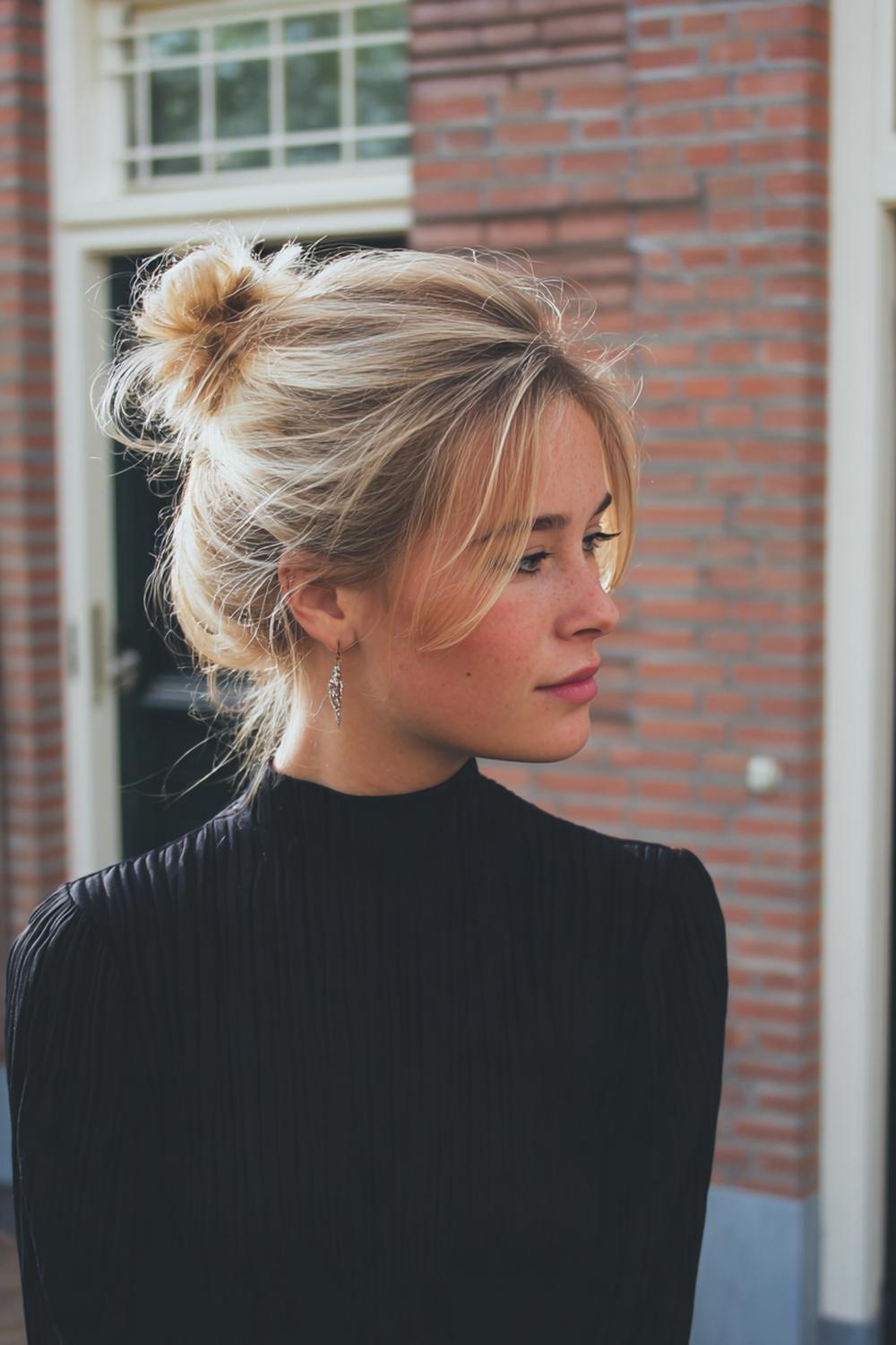 16. Messy bun met steil haar en uitgekamde uiteinden