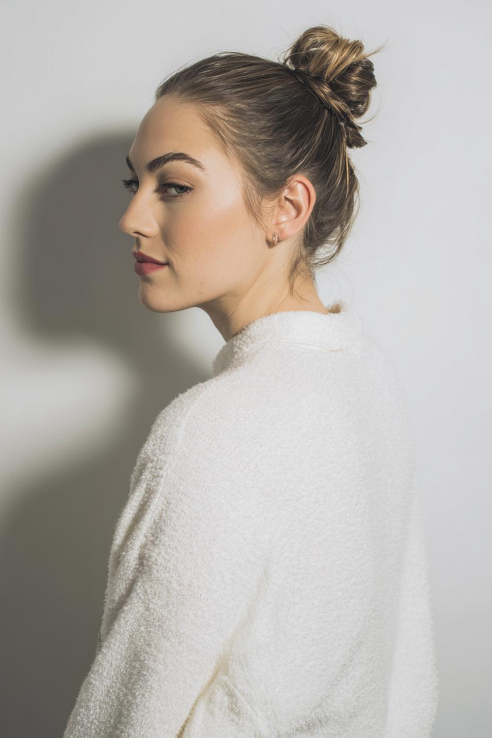 17. Messy bun met lage chignon-vorm en zachte randen