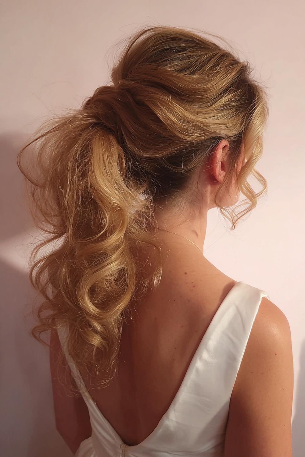 18. Messy bun met bubble-pony basis en volumekam