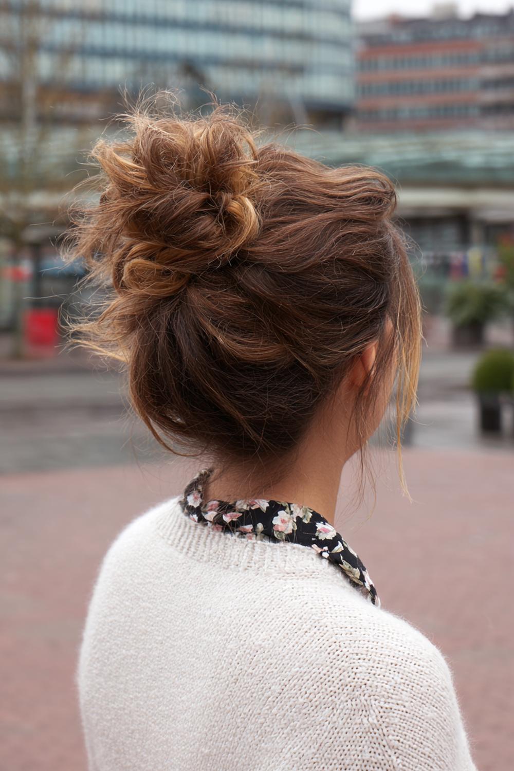 20. Messy bun met gevlochten basisring en rommelige top