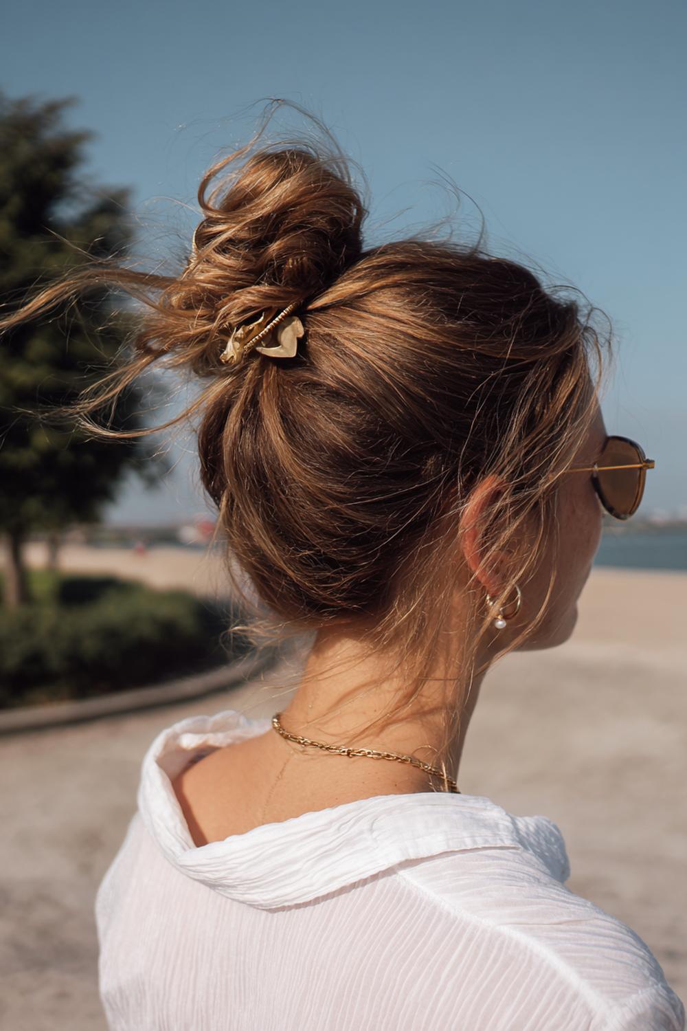 21. Messy bun met minimalistische metalen hair cuff