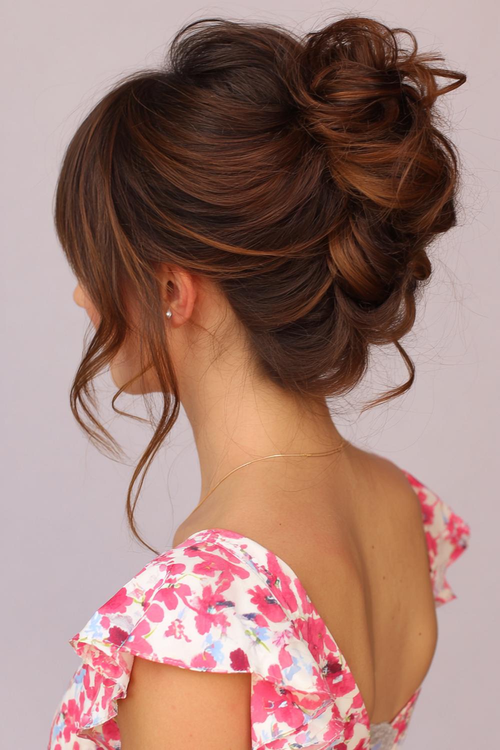 24. Messy bun met “twist” zijkanten en opengewerkte knot