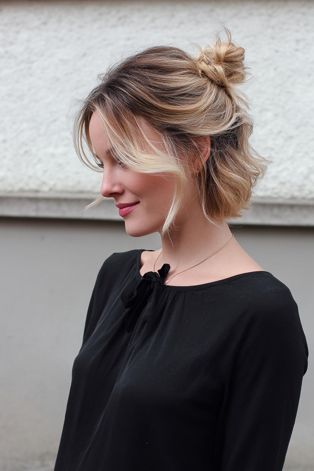 25. Messy bun met korte bob-lengte en mini-knotje