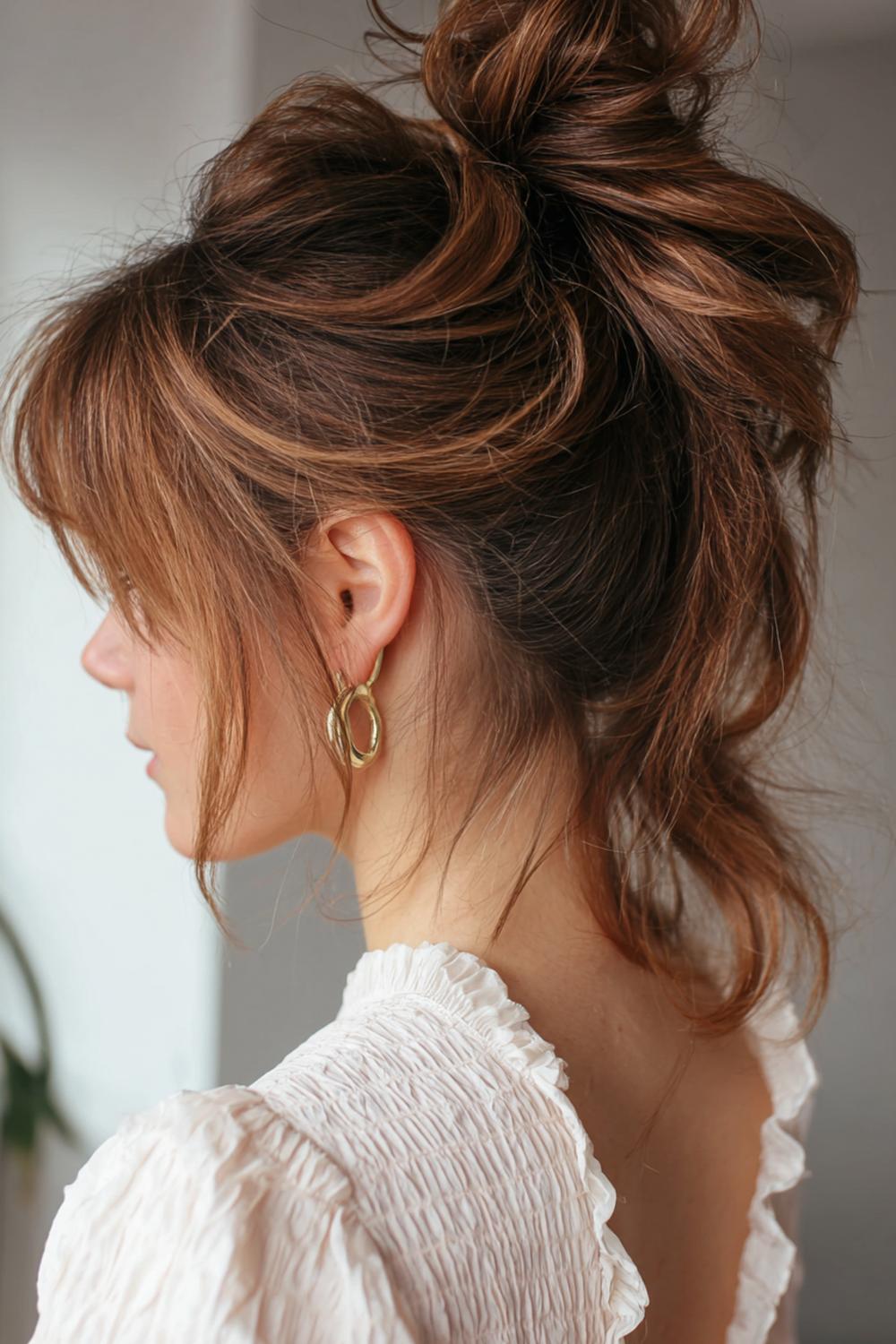 26. Messy bun met volumineuze ponytail-knot en zachte slag