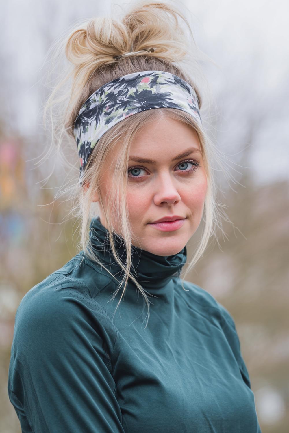 28. Messy bun met sportieve headband en anti-frizz controle