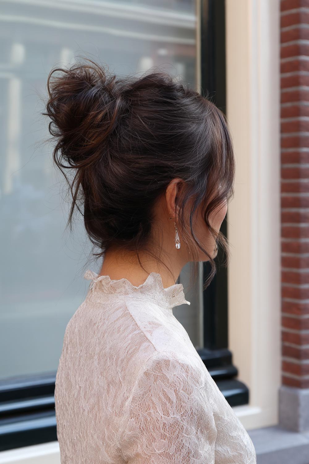 29. Messy bun met zijde sjaaltje en lange, bewegende punten