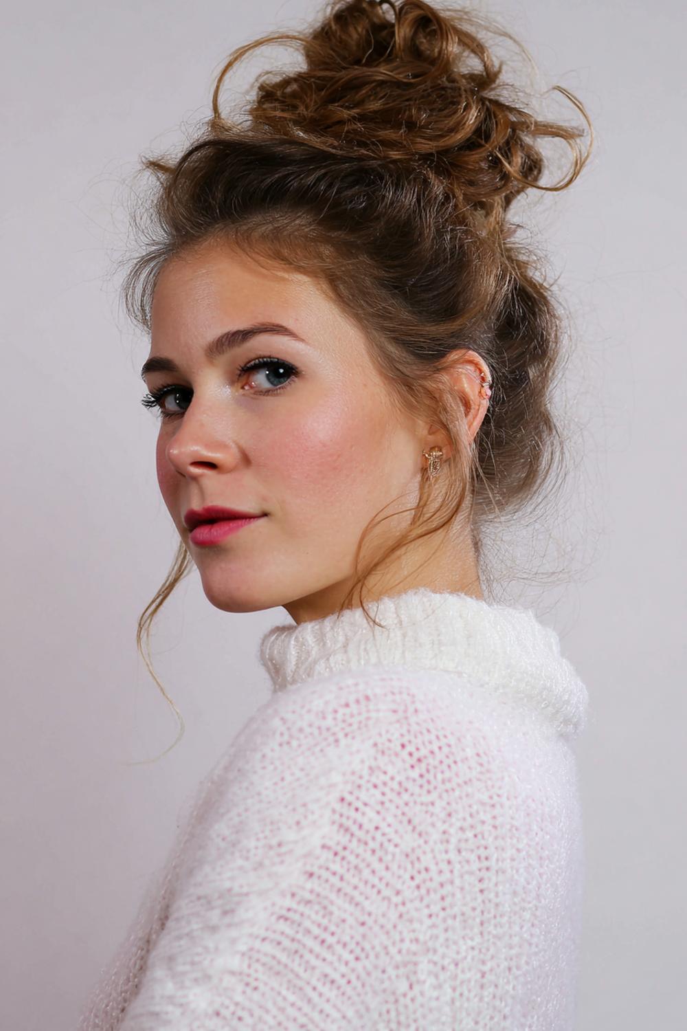 3. Messy bun met hoge kroon-plaatsing en luchtig volume