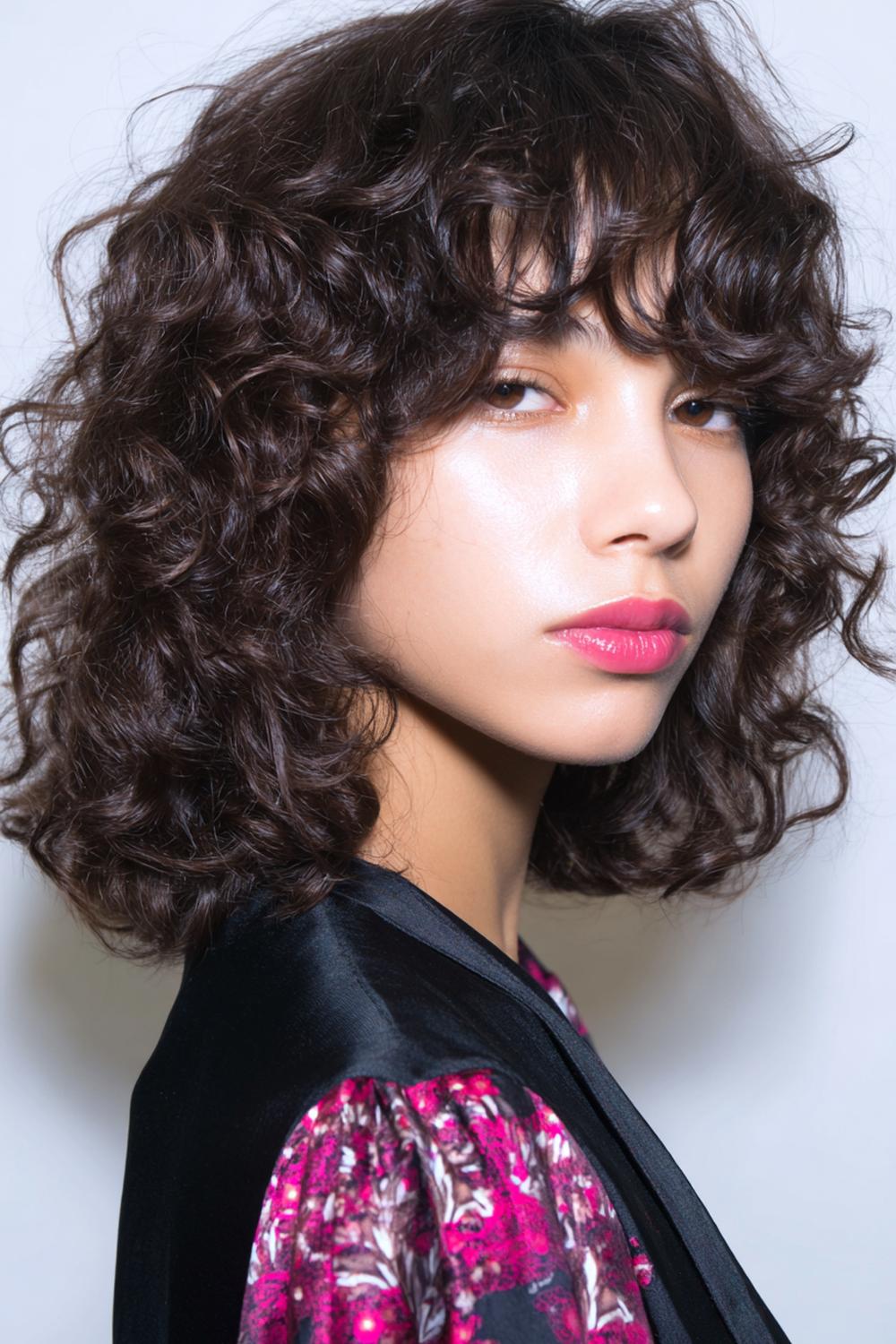 16. Moderne Haar Looks 2026 met face-framing lagen en zachte contour