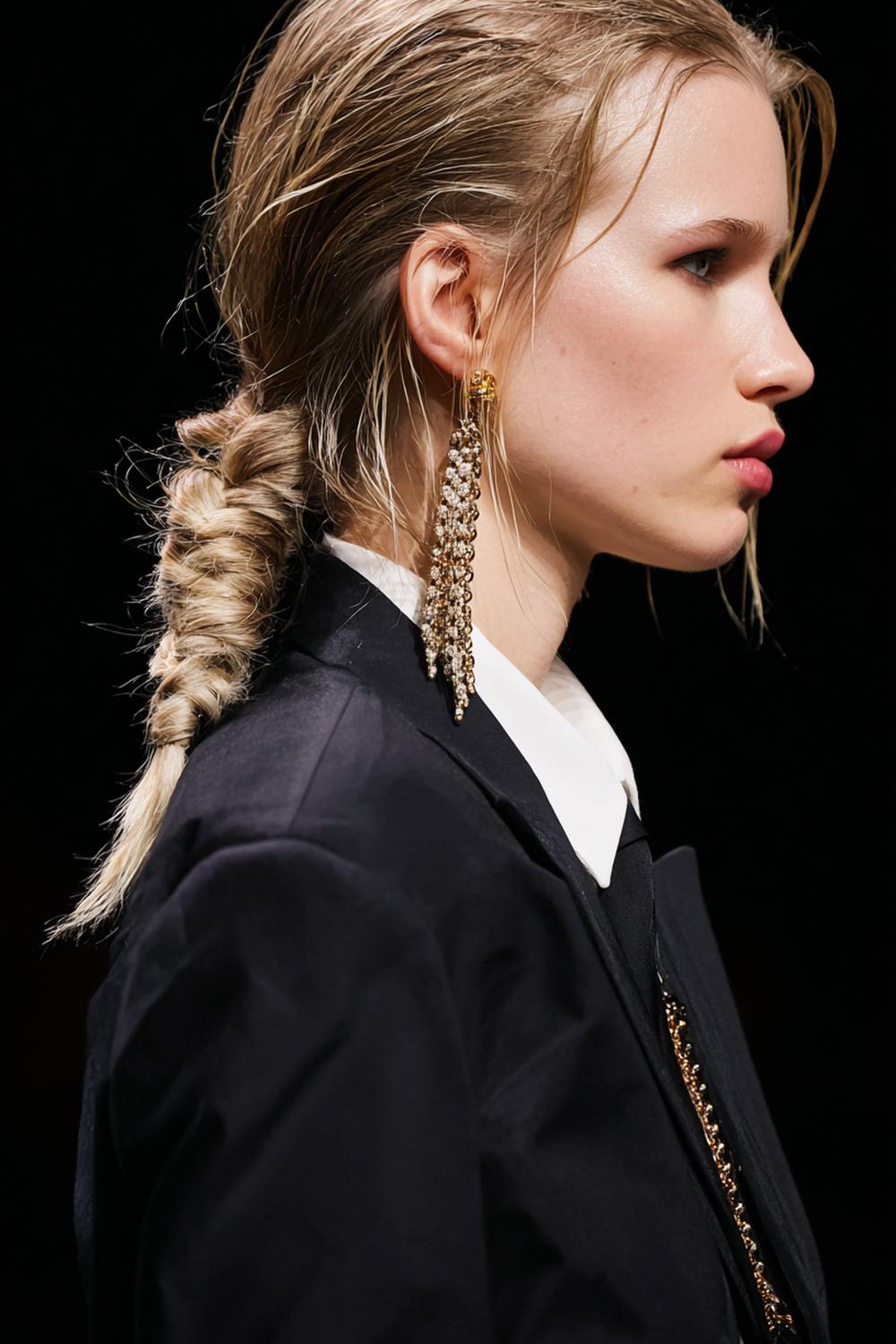 26. Moderne Haar Looks 2026 met gevlochten lage knot en strakke zijkant