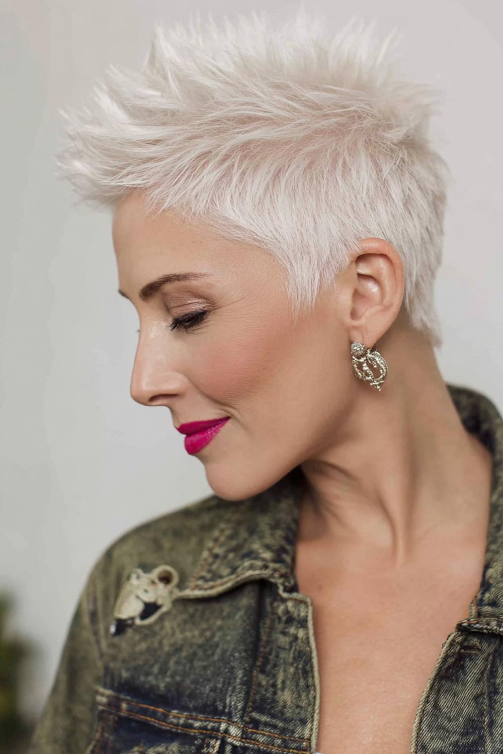 29. Moderne kapsels voor 50 plussers: korte coupe met spiky definitie en zachte zijkanten
