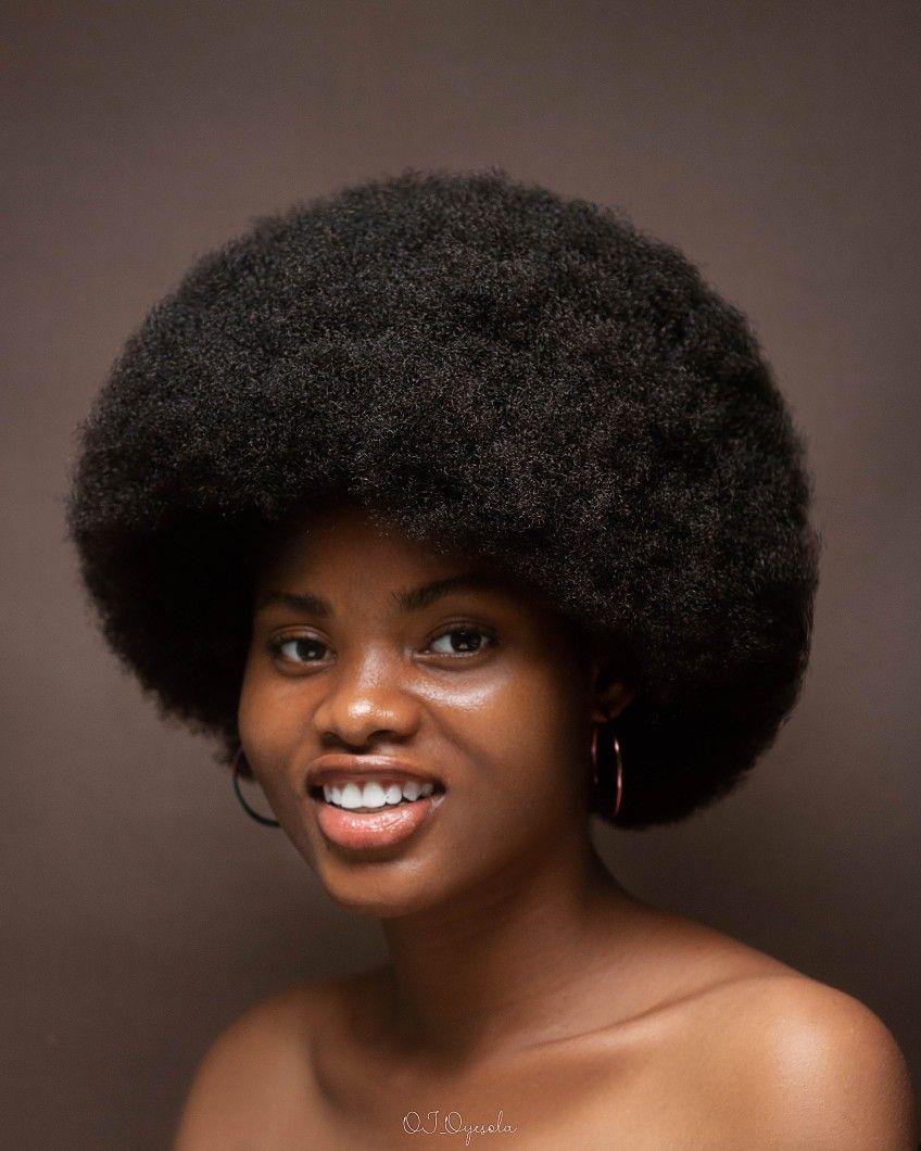 Ronde natuurlijke afro kapsel