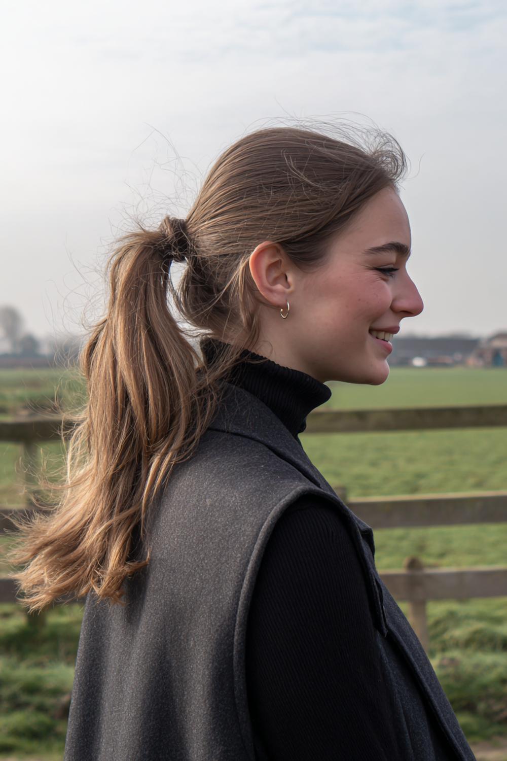 13. Nieuwe Haarstijlen 2026: Lage paardenstaart met haarmanchet en gladde lengtes