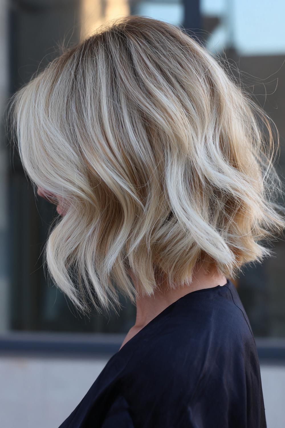 23. Nieuwe Haarstijlen 2026: ‘Smoky blonde’ bob met koele schaduw en zachte rand