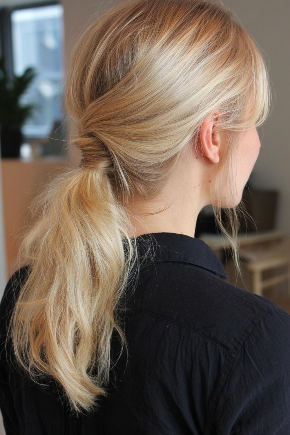 25. Nieuwe Haarstijlen 2026: Diagonale zijknip-pony met strakke lijn en glansfinish