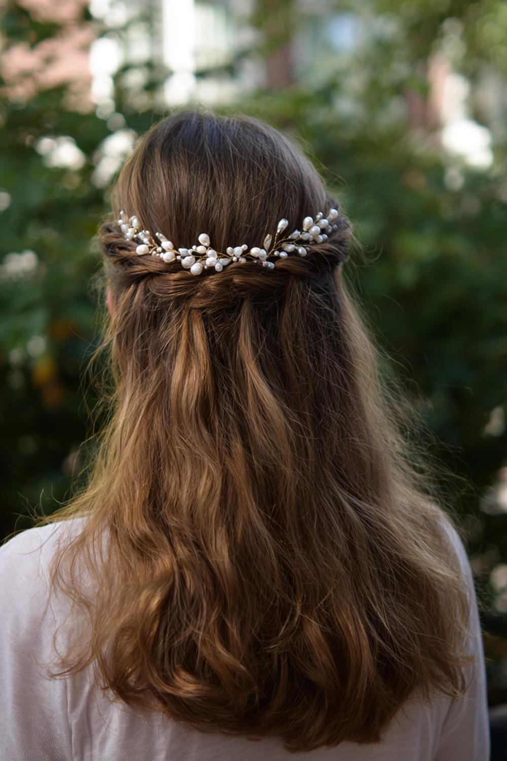 12. Haar: gevlochten kroon met losse lokken en parelspeldjes