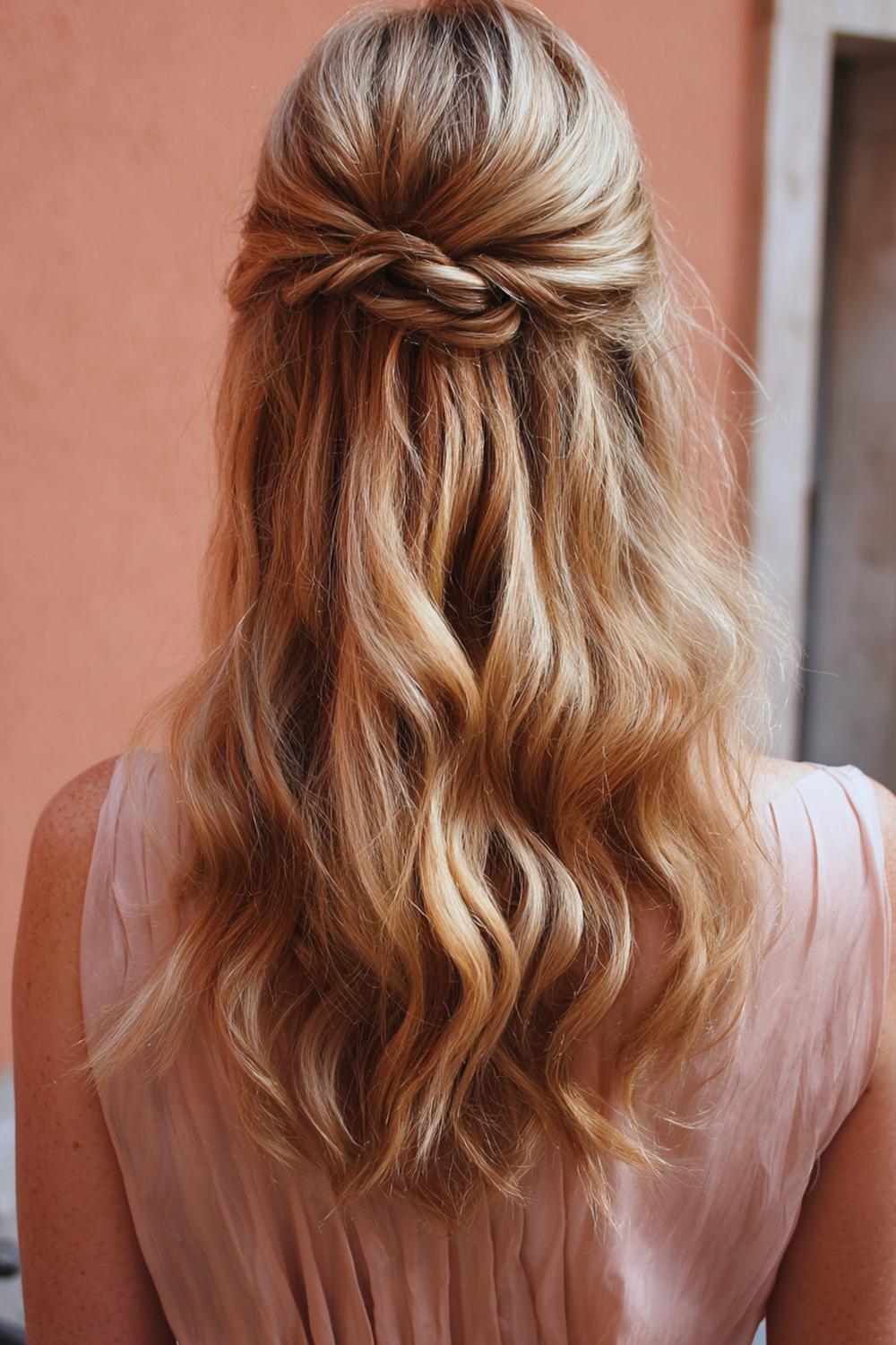 14. Haar: half-up met mini-klauwklem en zachte S-waves