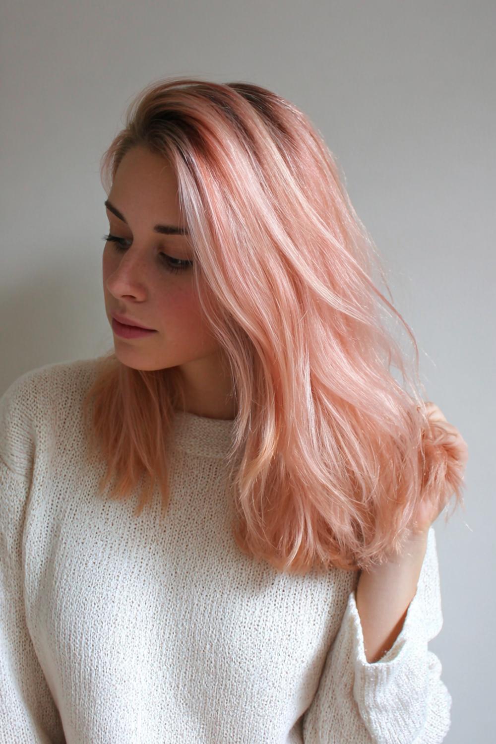 18. Haar: pastel roze money piece met neutrale basis