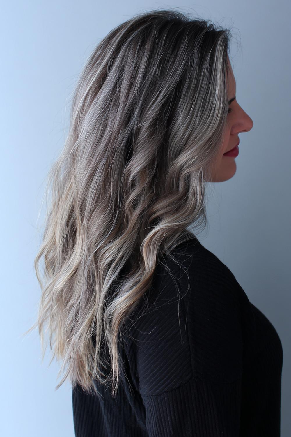 20. Haar: natuurlijke grijze blend met zachte highlights en waves