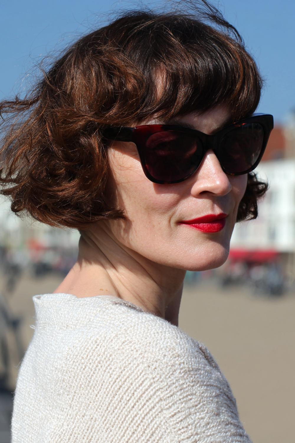 21. Haar: korte bob met omgeklapte punten en retro zonnebril vibe