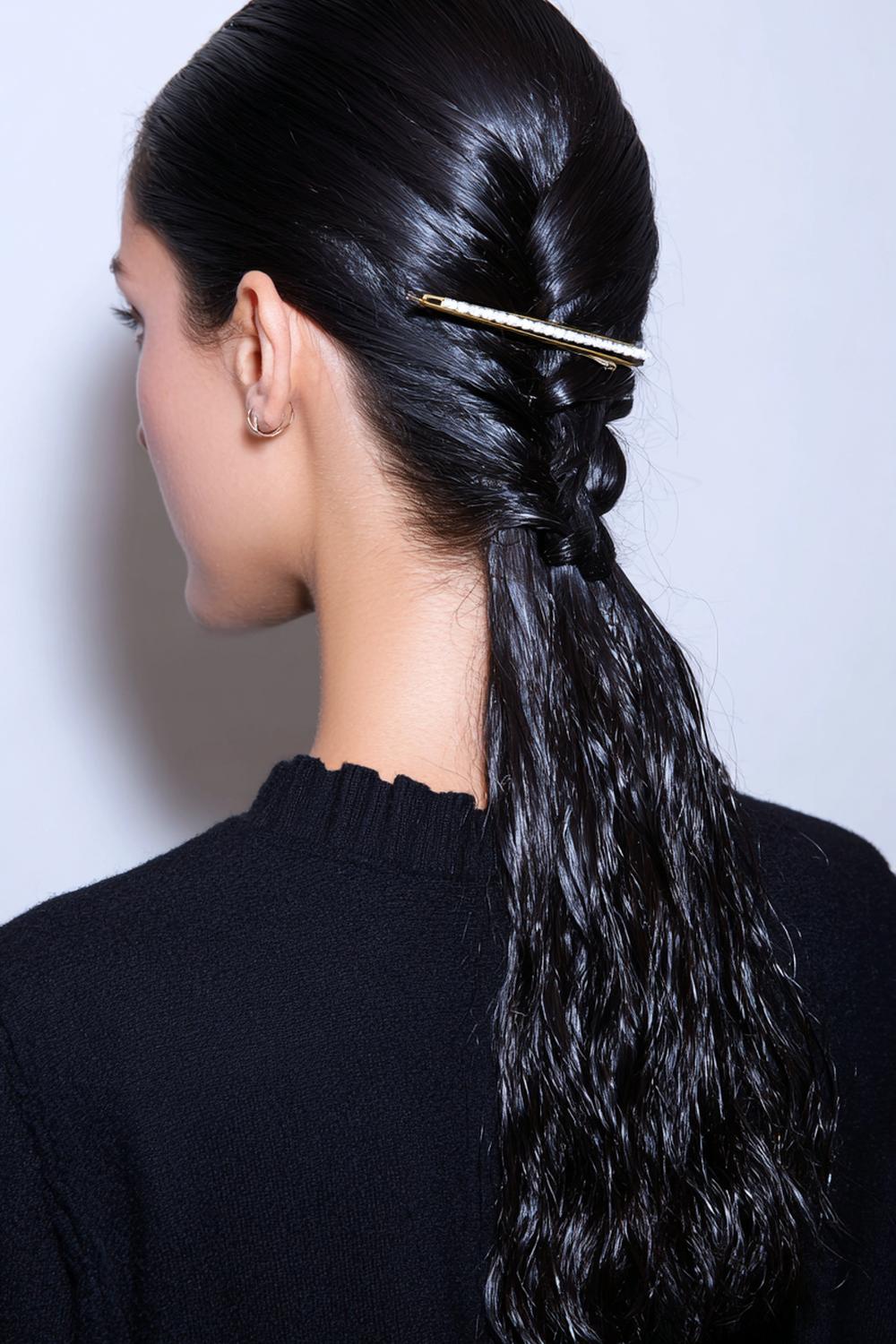 25. Haar: strakke vlecht met glanzende finish en minimalistische clip