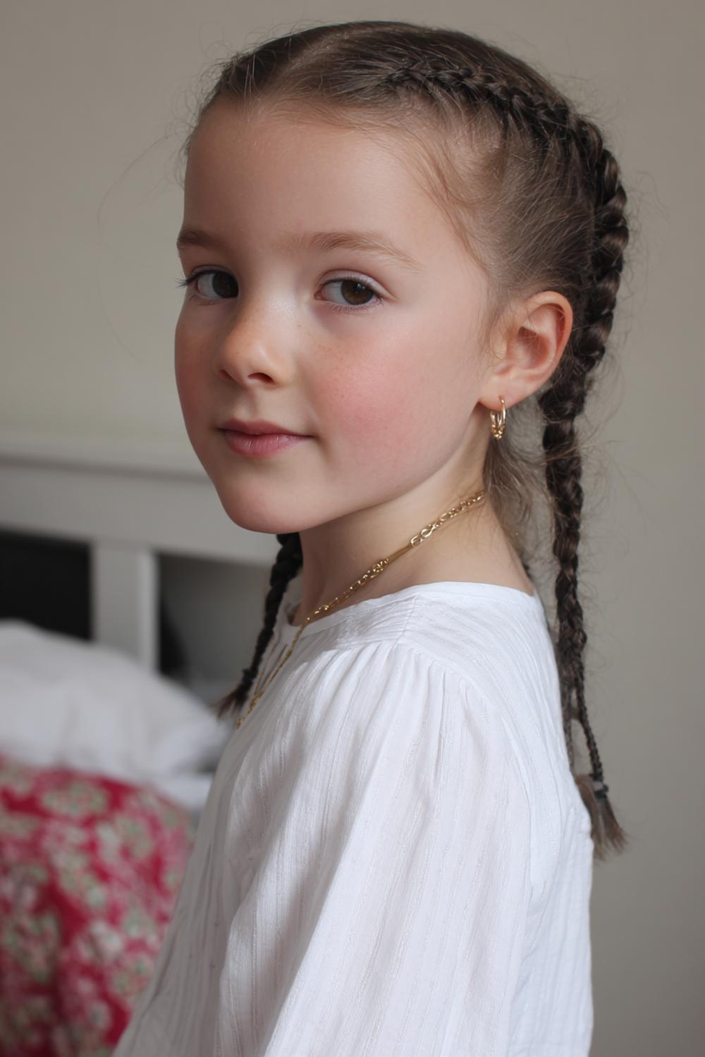 8. Haar: wet-look lage knot met strakke babyhaartjes