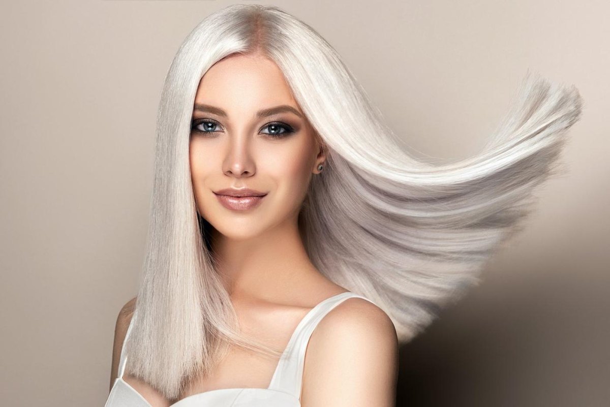 Platinablond haar met heldere kleur