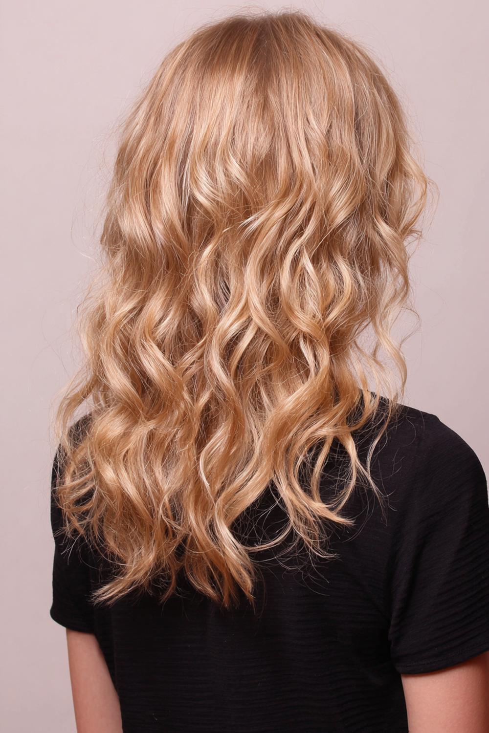 16. Populaire Kapsels 2026: Wavy Kapsel met Beachy Textuur en Zachte Zijscheiding