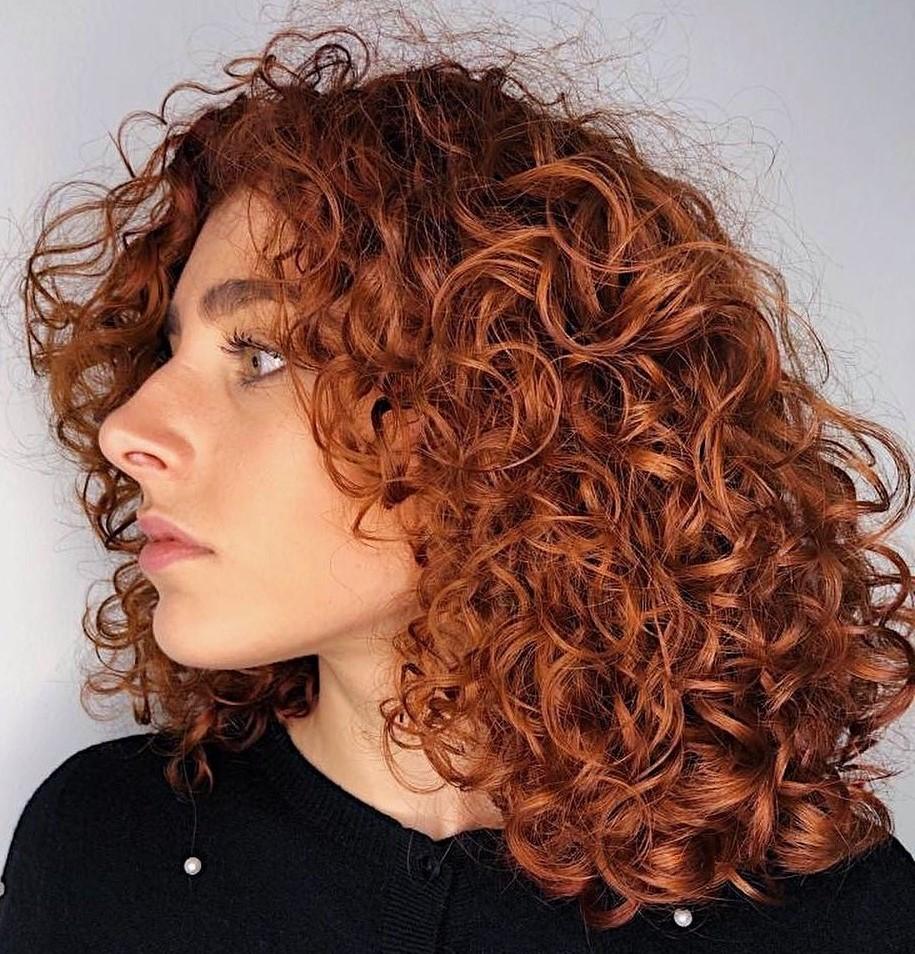 Rode krullen opvallende kleur