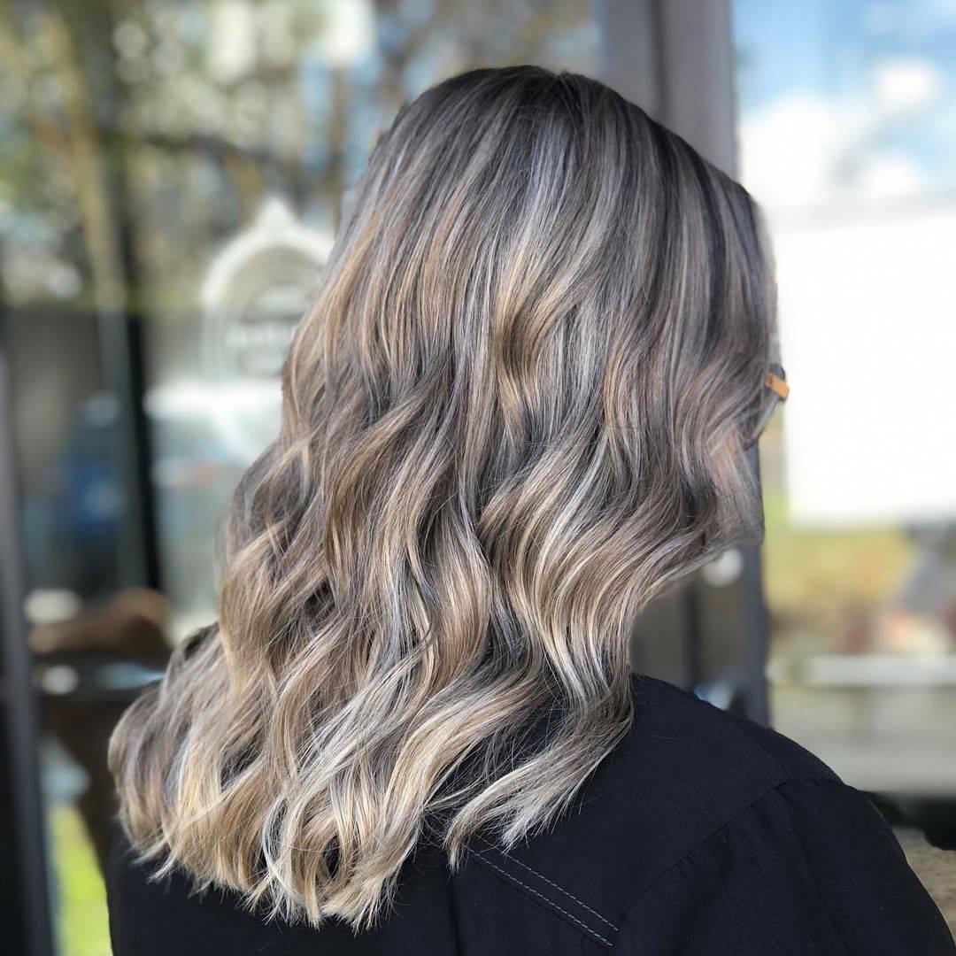 Dunkelblondes Haar mit kühlen silbernen Highlights
