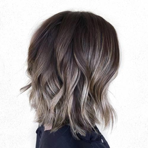 Gestufter Long Bob mit silbernen Highlights und weichen Wellen