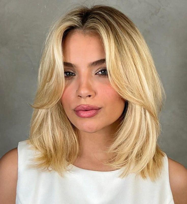 Schouderlange blonde lob met zachte gordijnlok