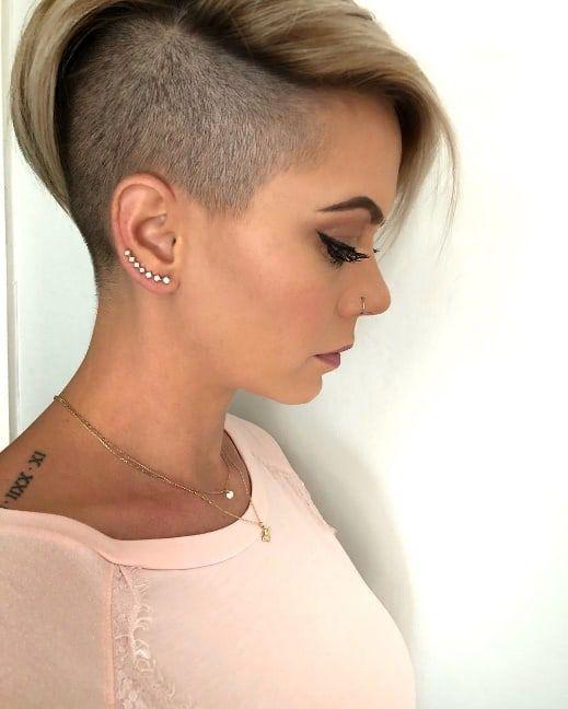 Pixie cut met opgeschoren zijkanten