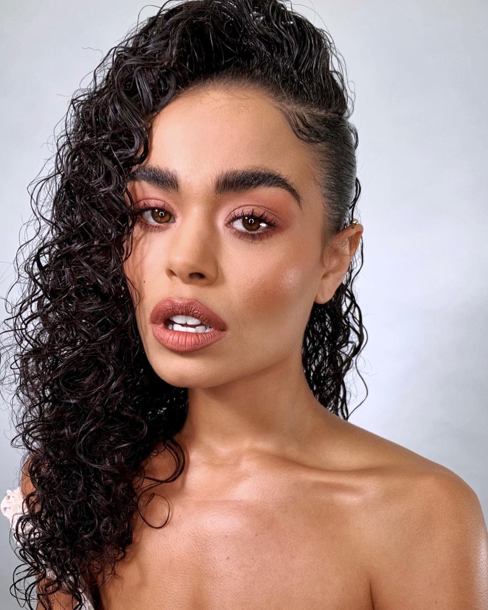 Wet look met krullend haar